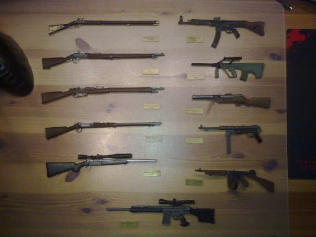 Vendo esta impecable colección de rifles y subfusiles de plomo en miniatura. Son un total de 11 piezas, 00