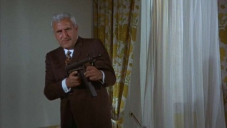 Compañeros,

En vista de las ganas de algunos (Elcafe, Wilcow, Vrakk, etc) por adivinar armas de películas 80