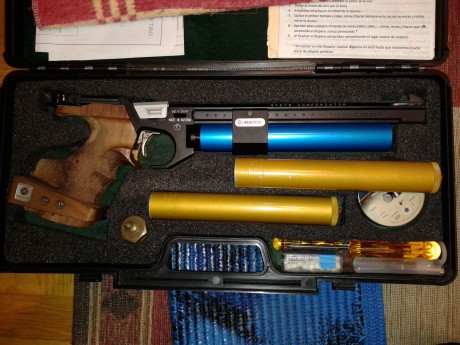 Hola, buenas a todos.
Vendo mi arma de aire comprimido Steyr LP 1.
Para aquellos que no lo sepan, se trata 01