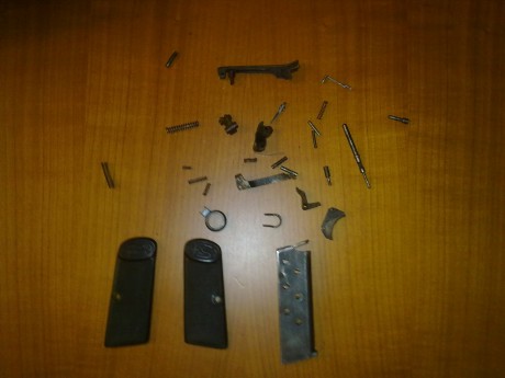 Vendo los siguientes artículos:
- Despiece pistola Frommer Stop, Calibre 7,65, con cargador original y 02