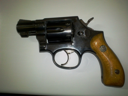 en venta un revolver llama en muy buen estado, pocos disparos, tambor para 6 cartuchos del calibre 38.
su 00