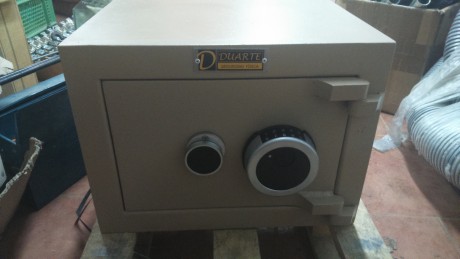 VENDO ARMERO DUARTE CLIO GRADO III NUEVO SIN ESTRENAR 400€  con llave y cierre electrónico homologado 00