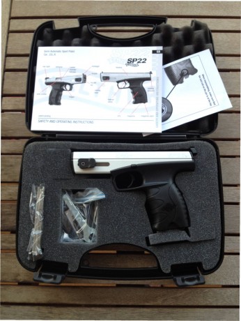 Pistola con solo 30 tiros pegados,del calibre 22LR, con todo lo que trae de nueva, maletín, instrucciones, 00
