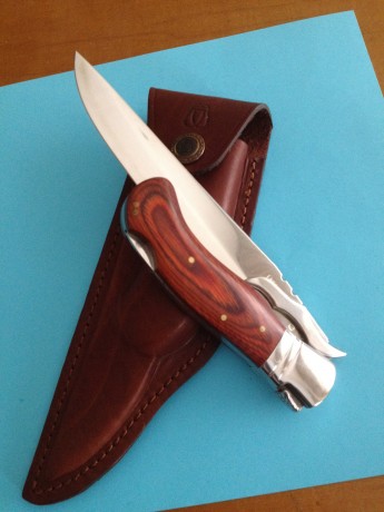 Cuchillo plegable LAGUIOLE. NUEVO y SIN USO.

-Fabricado en acero inoxidable 440 templado a 59 HRC, pulido 00