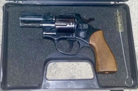 Hola amigos,
He visto este revolver y sólo me surgen dudas e incógnitas  :?: :
1-Es de verdad o de fogueo??
2- 00