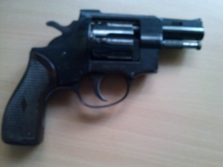Hola amigos,
He visto este revolver y sólo me surgen dudas e incógnitas  :?: :
1-Es de verdad o de fogueo??
2- 61