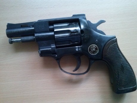 Hola amigos,
He visto este revolver y sólo me surgen dudas e incógnitas  :?: :
1-Es de verdad o de fogueo??
2- 60