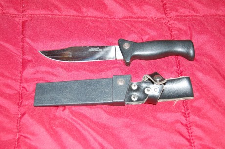 Hola, buenas. 
Quería ver si alguien sabía qué modelo de Aitor es este cuchillo.
Será de los 70-80.
Muchas 00