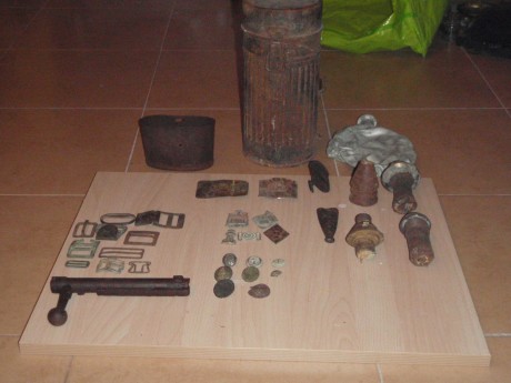 hola,a muy pesar mio vendo mi coleccion cosas encontradas en trincheras de la linea XYZ.algunos emblemas 02