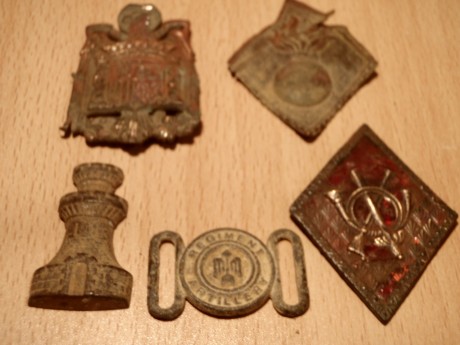 hola,a muy pesar mio vendo mi coleccion cosas encontradas en trincheras de la linea XYZ.algunos emblemas 01