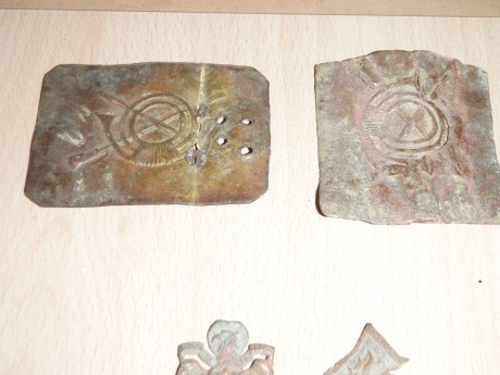 hola,a muy pesar mio vendo mi coleccion cosas encontradas en trincheras de la linea XYZ.algunos emblemas 00