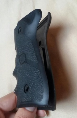 :tanque^:  :tanque^: Se venden varios accesorios para pistola beretta 92fs:
- 4 cargadores = 30 euros 12
