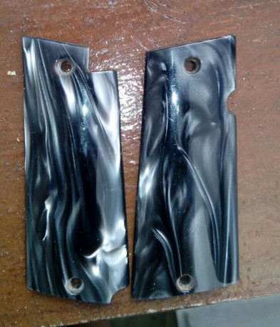 Se venden cuatro juegos de cachas. Estan en muy buen estado. 
- 2 juegos cachas para colt 1911 e imitaciones 00