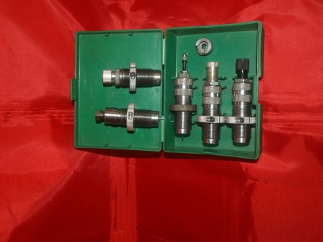 Hola Compañeros ! 
Vendo conjunto de dies del calibre 38 Sp. y 357 Mg. de marca LYMAN y LEE.
Se compone 00