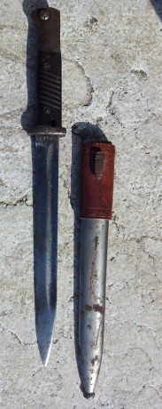 Vendo esta bayoneta hecha para el fusil kar 98. Su estado no es malo aunque posee bastante roña tanto 00