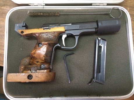 Se vende pistola de concurso marca UNIQUE en calibre 22 LR. Como se puede apreciar en las fotos tiene 02