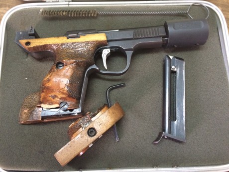 Se vende pistola de concurso marca UNIQUE en calibre 22 LR. Como se puede apreciar en las fotos tiene 01