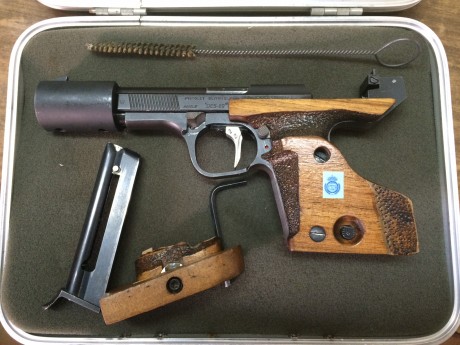 Se vende pistola de concurso marca UNIQUE en calibre 22 LR. Como se puede apreciar en las fotos tiene 00