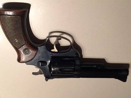 Vendo Revolver Astra del 38. 5 pulgadas. Muy buen estado y muy buena precision. Tiene el desgaste del 02