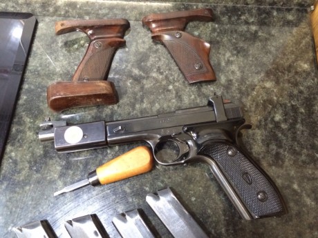 Se vende pistola Margolin, funcionando perfectamente, con 4 cargadores, cachas anatómicas,, maletín y 02