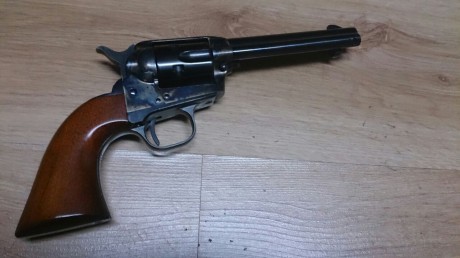 Se vende revólver Aldo Uberti modelo Catleman del calibre 22LR. 
En muy buen estado y sin uso.
Precio 00