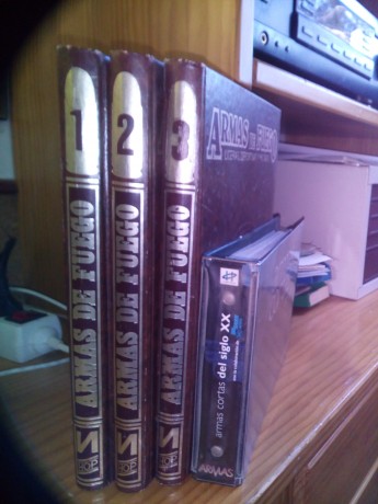 Vendo los siguientes libros:

Organización y Uniformes de la Artillería Española de la creación del Regimiento 01