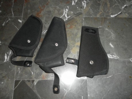 vendo estas tres fundas de pistola , 2 gamo a 3 € cada una y una norica 5€ en buen estado. estan en valencia. 00