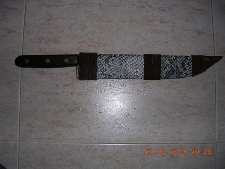 Hace años que tengo este cuchillo y desconozco su procedencia u origen, es un cuchillo de grandes dimensiones, 00