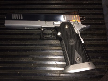 Hola compañeros, un amigo me ha pedido que ponga a la venta esta preciosidad, por que no la usa y la tiene 01