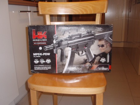 Buenas.,

He aquí una correcta réplica del famoso HK MP 5 (Umarex). Ejemplar nuevo a estrenar, en su embalaje 02