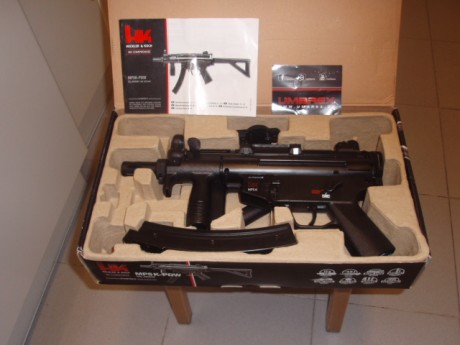 Buenas.,

He aquí una correcta réplica del famoso HK MP 5 (Umarex). Ejemplar nuevo a estrenar, en su embalaje 01
