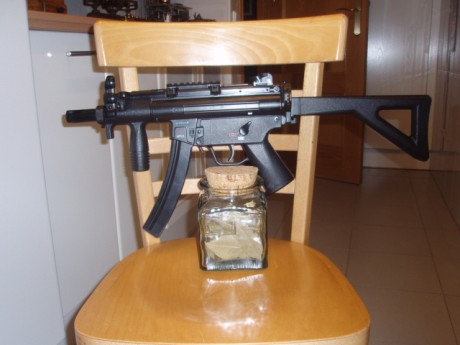 Buenas.,

He aquí una correcta réplica del famoso HK MP 5 (Umarex). Ejemplar nuevo a estrenar, en su embalaje 00