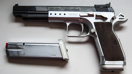 Vendo tanfoglio Gold Match 9mm, dos cargadores, agrupa muy bien, la he utilizado para precisión. precio 02