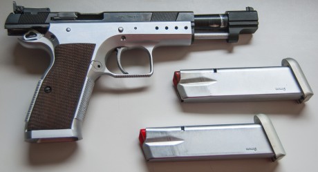 Vendo tanfoglio Gold Match 9mm, dos cargadores, agrupa muy bien, la he utilizado para precisión. precio 01