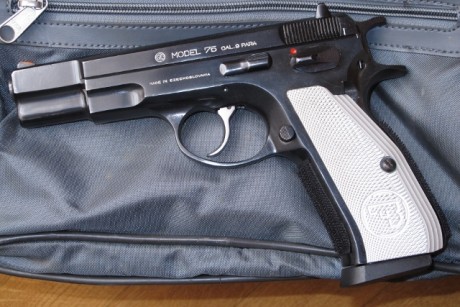 Pongo a la venta CZ 75 (la clásica y original), calibre 9 mm, con 4 cargadores, con muchas piezas de repuesto 01