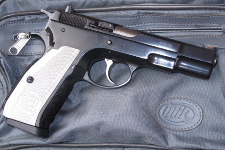 Pongo a la venta CZ 75 (la clásica y original), calibre 9 mm, con 4 cargadores, con muchas piezas de repuesto 00