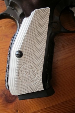 Pongo a la venta CZ 75 (la clásica y original), calibre 9 mm, con 4 cargadores, con muchas piezas de repuesto 10