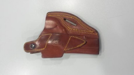 Muy buenas, pongo a la venta estas fundas de revolver, son para los cutro pulgadas....
la negra es nueva 11