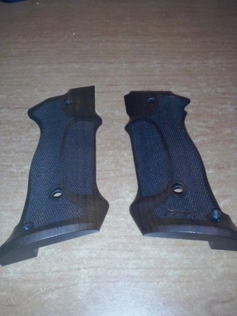Se venden cachas Nill para STI y 1911. Las he tenido puestas en mi targetmaster pero tengo la mano pequeña 00