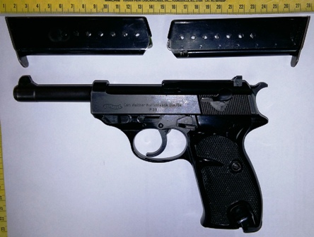 un amigo me ha pedido que os presente su Walther P38 en 9 mm pb. 
la tiene guiada en A, aunque se podría 01