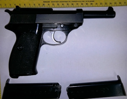 un amigo me ha pedido que os presente su Walther P38 en 9 mm pb. 
la tiene guiada en A, aunque se podría 00
