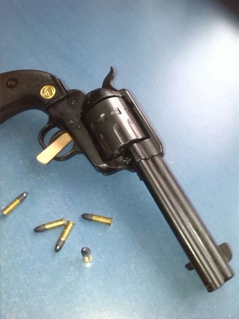 VENDO REVOLVER CHIAPPA   22    ESCUCHO OFERTAS    PARA GUIAR EN  F  LO COMPRE HACE 8 MESES Y A HORA CUNADO 01