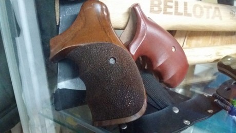 Pongo a la venta estas dos cachas de revolver, no sé para qué modelo son. Estan en buen estado y el banco 02