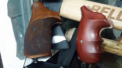 Pongo a la venta estas dos cachas de revolver, no sé para qué modelo son. Estan en buen estado y el banco 01