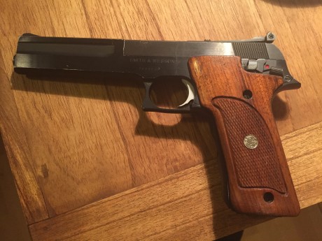 Pongo a la venta la pistola modelo 422. de Smith and Wesson cal.22

        Pistola: Smith and Wesson 02