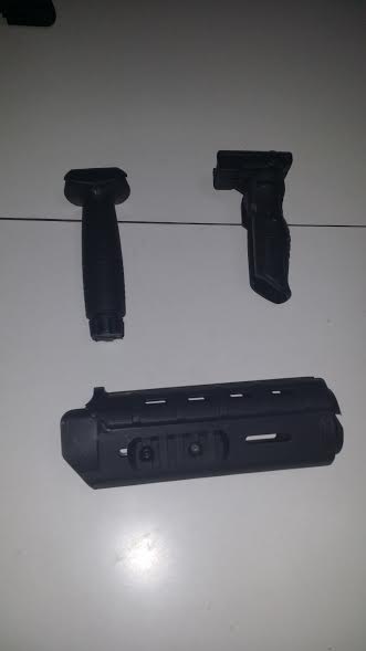 Vendo una empuñadura delantera fija , otra plegable y un guardamanos de plastico con rail piccatini para 00