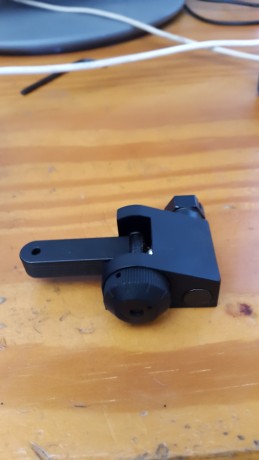 Se vende éste rear sight , alza trasera abatible para ar-15 de metal marca CAR-15/M4 FLIP-UP TACTICAL 00