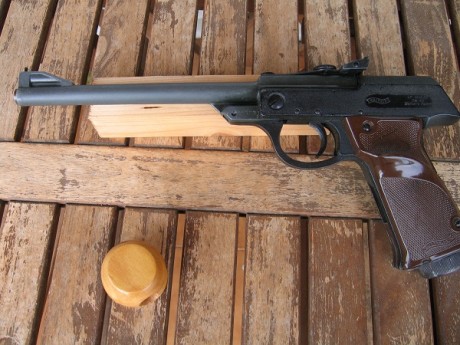 Buenos días.
Sigo con la relación: 
Pistola Walther LP 53 150 €
Después de una limpieza a fondo del barniz 01