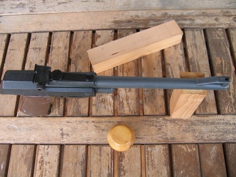 Buenos días.
Sigo con la relación: 
Pistola Walther LP 53 150 €
Después de una limpieza a fondo del barniz 00