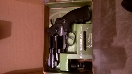 Precioso revólver CO2 de airsoft Dan Wesson cañón de 2,5 ", con las balas simuladas y cargador rápido.

Una 01